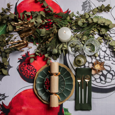 How to Set the Perfect Christmas Table: 9 Tips from a Professional!